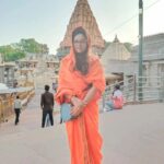 Tanushree Dutta Instagram - Look what one tiny brush with death can do!! Sadhvi look suits me...First time staying over at Ujjain..chilling like a local..Feeling at home. Going to temples everyday, praying & meditating right at one of the hotbeds of Hindu spirituality...I'm like a kid in a candy shop lol...This is a dream come true!! Aaj subah khayal aaya ki ab toh main yahan se siddh hokar hi nikloongi..Film narrations yahan aakar do mujhe...Project meetings bhi yahi karo...if possible shoot bhi yahin..He he😋🤭😍 I'm staying put with the King of Ujjain...till I get the command to leave!