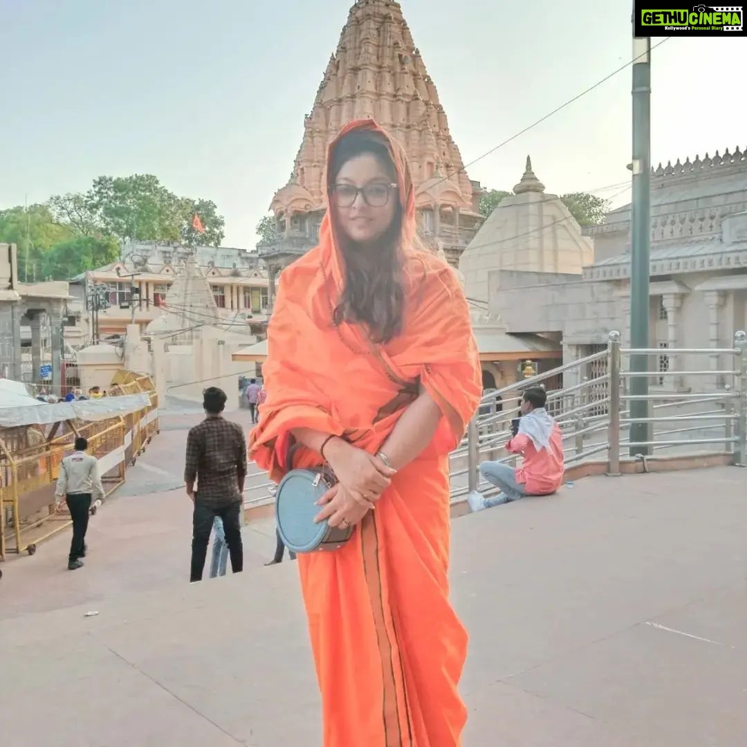 Tanushree Dutta Instagram - Look what one tiny brush with death can do!! Sadhvi look suits me...First time staying over at Ujjain..chilling like a local..Feeling at home. Going to temples everyday, praying & meditating right at one of the hotbeds of Hindu spirituality...I'm like a kid in a candy shop lol...This is a dream come true!! Aaj subah khayal aaya ki ab toh main yahan se siddh hokar hi nikloongi..Film narrations yahan aakar do mujhe...Project meetings bhi yahi karo...if possible shoot bhi yahin..He he😋🤭😍 I'm staying put with the King of Ujjain...till I get the command to leave!