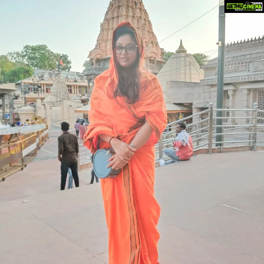 Tanushree Dutta Instagram - Look what one tiny brush with death can do!! Sadhvi look suits me...First time staying over at Ujjain..chilling like a local..Feeling at home. Going to temples everyday, praying & meditating right at one of the hotbeds of Hindu spirituality...I'm like a kid in a candy shop lol...This is a dream come true!! Aaj subah khayal aaya ki ab toh main yahan se siddh hokar hi nikloongi..Film narrations yahan aakar do mujhe...Project meetings bhi yahi karo...if possible shoot bhi yahin..He he😋🤭😍 I'm staying put with the King of Ujjain...till I get the command to leave!