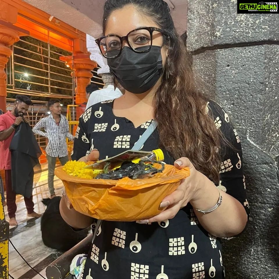 Tanushree Dutta Instagram - Tonights Ujjain temple visits...Kaal Bhairav, Baglamukhi & another very powerfull Bhairavnath temple at midnight..All next to cremation grounds & rivers.. ...I felt so peacefull & awesome that I literally wanted to go to sleep in that spooky veerana & sunsaan place! It's well known here that all kinds of things, spirits & stuff roam at these places but It's not bothering me at all...I felt so at home & at ease that I might go alone someday to do some deep/ sleep meditation through the night!! Only issue is mosquitos...too many mosquitos.
