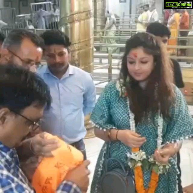 Tanushree Dutta Instagram - Look what one tiny brush with death can do!! Sadhvi look suits me...First time staying over at Ujjain..chilling like a local..Feeling at home. Going to temples everyday, praying & meditating right at one of the hotbeds of Hindu spirituality...I'm like a kid in a candy shop lol...This is a dream come true!! Aaj subah khayal aaya ki ab toh main yahan se siddh hokar hi nikloongi..Film narrations yahan aakar do mujhe...Project meetings bhi yahi karo...if possible shoot bhi yahin..He he😋🤭😍 I'm staying put with the King of Ujjain...till I get the command to leave!
