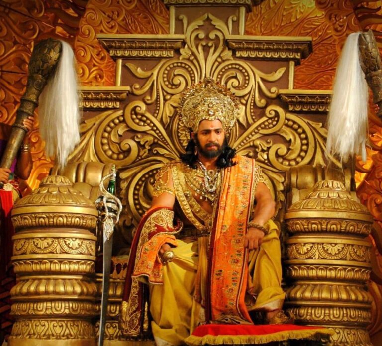 Thakur Anoop Singh Instagram - Singhasan par baithne ki aisi aadat padi, ki mahabharat khatam hone ke baad bhi apni kursi nahi chhodpaaye!! 😀 #Throwback #Mahabharat