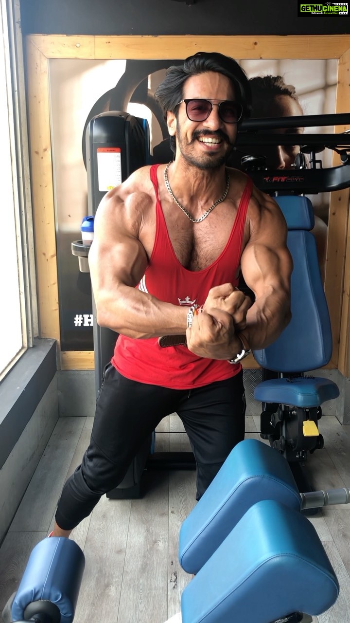 Thakur Anoop Singh Instagram - Andddd now presenting to you the sexiest part of the physique! BACKKKK! Shot something motivational & sexy for my latest brand collaboration with @gibbon6_nutrition , The Protein for the Alpha! Coming up soon.. till then enjoy this Back Lat pull reel!