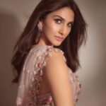 Vaani Kapoor Instagram - गुलाबी ✨