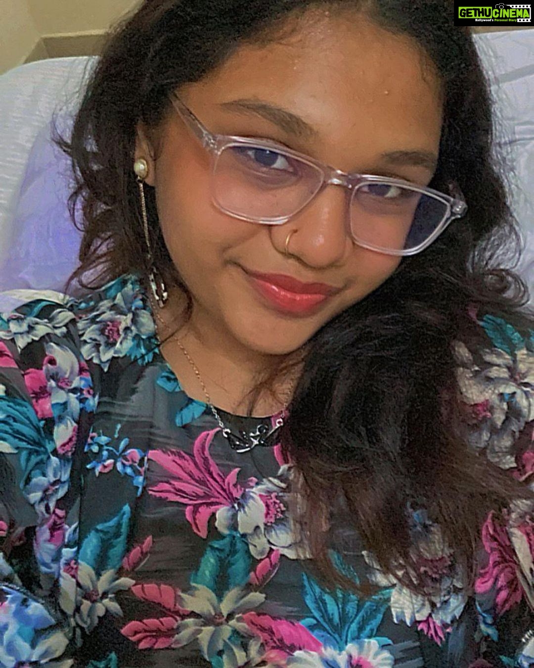 Vanitha Vijayakumar Instagram - To all who kept asking for my #arisimootai jaya …wish her all a happy birthday… she’s turning 13 today and needs all your love and blessings as she is becoming a teenager… my youngest born baby and smart pretty daughter… live u loads as always and more.. missing you in goa … shooting calls so am unable to travel … waiting to c u soon this month end ❤️💋she is wearing@vanithavijaykumarstyling btw Goa