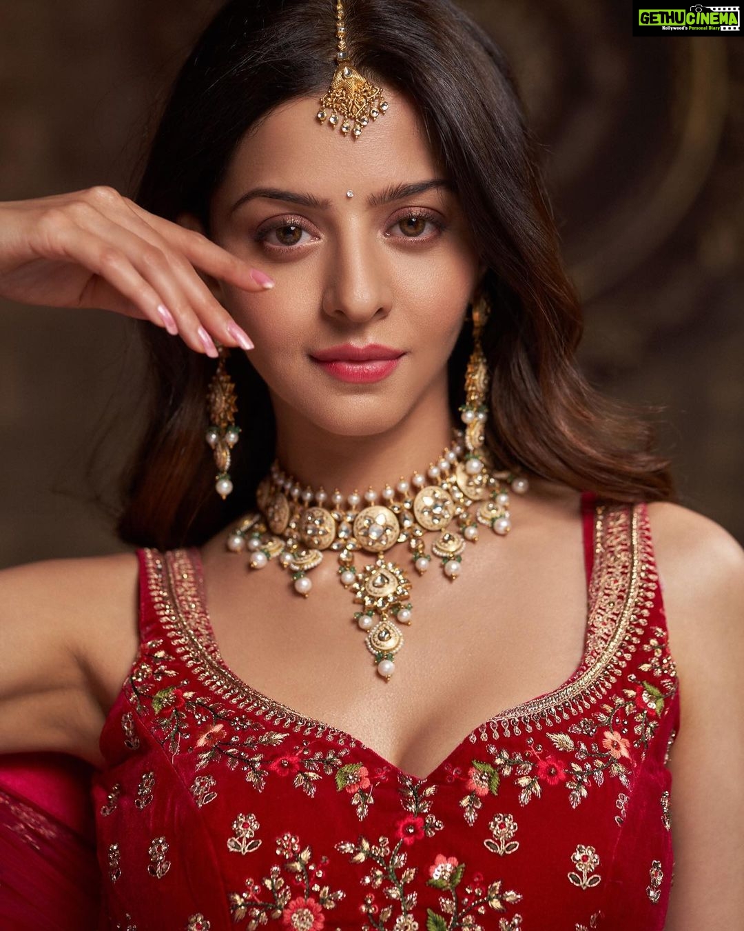 Vedhika Instagram -  Jewels @gehnajewellers1  @dieppj Hair ...