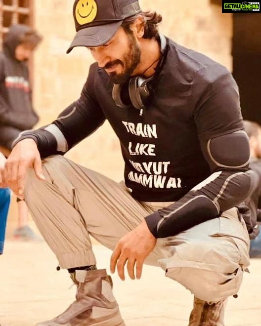 Vidyut Jammwal Instagram - There is no greater warrior than Mother Earth! #iTrainLikeVidyutJammwal #kalaripayattu #MartialArts #StuntLive