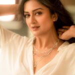 Vimala Raman Instagram - “In a world full of trends, I want to remain a classic” - Iman !! 😎 And magic happens with the best team of talent ever 😘❤️ Artist - Vimala Raman Latest Photoshoot #photographer - @camerasenthil #makeup - @makeupibrahim #hair - @hairstylists_vijayraghavan #assistance @yasinhairstylist Shoot Organised by @rrajeshananda . . . #latest #picoftheday #shoot #photoshoot #white #simplicity #shootlife #fashion #love #trendit #actor #actress #vimalaraman #lifeisgood