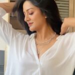 Vimala Raman Instagram - Sway with me 💃🏼 A little #bts . . #reels #reelitfeelit #instareels #reelfun #sway #trending #trendingreels #michaelbublé #trendy #btsreels #shoot #photoshoot #simple #whiteshirt #actor #actress #vimalaraman