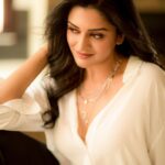 Vimala Raman Instagram – ‘Simplicity is the key of elegance’ – #cocochanel 

Thanks to the team that can make simple look elegant love u guys so much 😍❤️
#organisation – @rrajeshananda 
#photographer – @camerasenthil 
#makeup – @makeupibrahim 
#hair – @hairstylists_vijayraghavan 
#assistance @yasinhairstylist 
.
.
.
#simplicty #elegance #photoshoot #white #casual #shoot #latest #new #actorslife #actor #actress #vimalaraman #lifeisgood