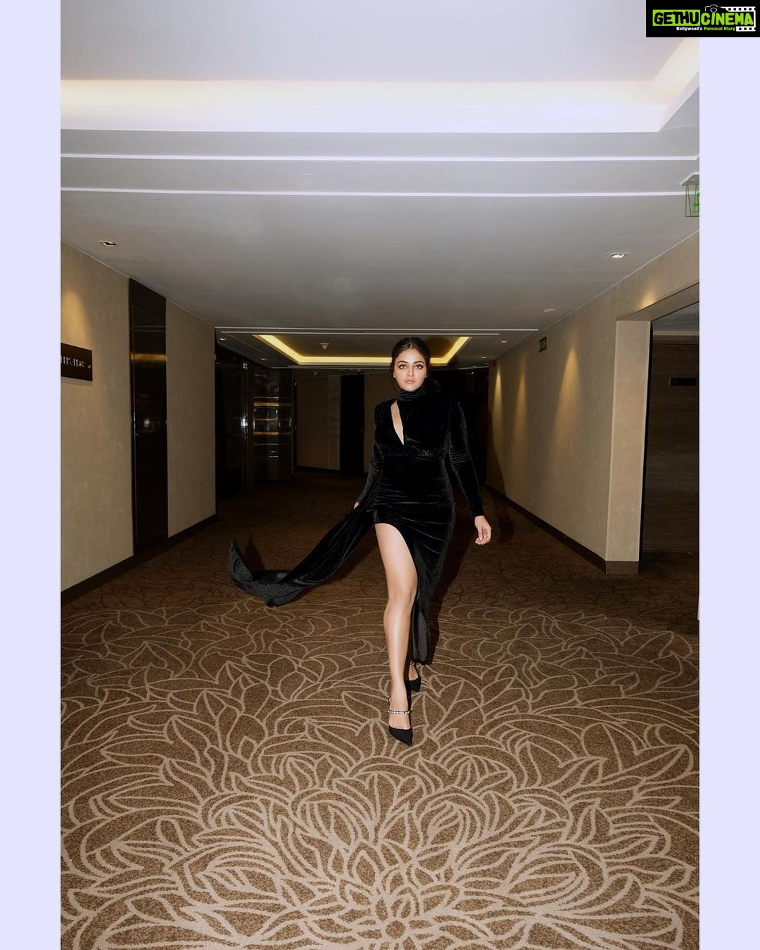 Wamiqa Gabbi Instagram - Meri jaan 🖤 Outfit - @miakee.official Styled by - @twofoldstyles Styled by - @twofoldstyles Make up by - @mitavaswani Hair by- the_art_case_byfarah Clicked by- @sanjaydubeyphotography