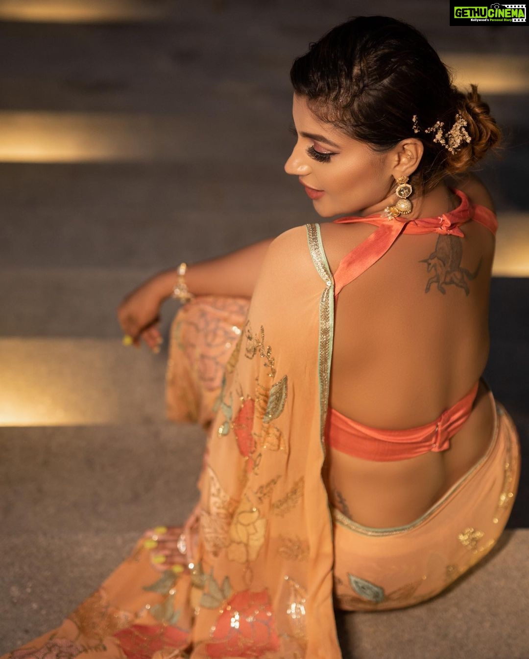 Yaashika Aanand Instagram - Hello frennnss🤗 📸 @crackjackphotography 💄 @pavihairandmakeup Styling @paviiiee_08 Wearing @suhanyalingamdesign