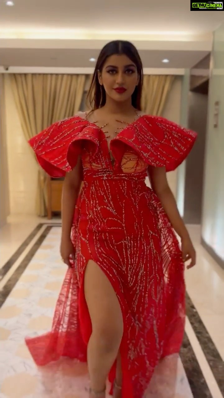 Yaashika Aanand Instagram - SHOWSTOPPIN’ in red 💋 Wearing @krishkarthik_official Mua @sujithahairandmakeup 📸 @amy_gow19 paploo 💕 Heels @stevemadden . . #trendingreels #explorepage #sway #reels #rampwalk Taj Coromandel