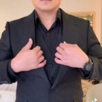 Aaron Aziz Instagram - Walk the walk and talk the talk. Nothing smoother than #AksoAAseries #AppleCaramel @officialaksomalaysia #AksoGT3500 #TheVapeDon Thank you for always making me look sleek and suave @lordstailor @kennylords