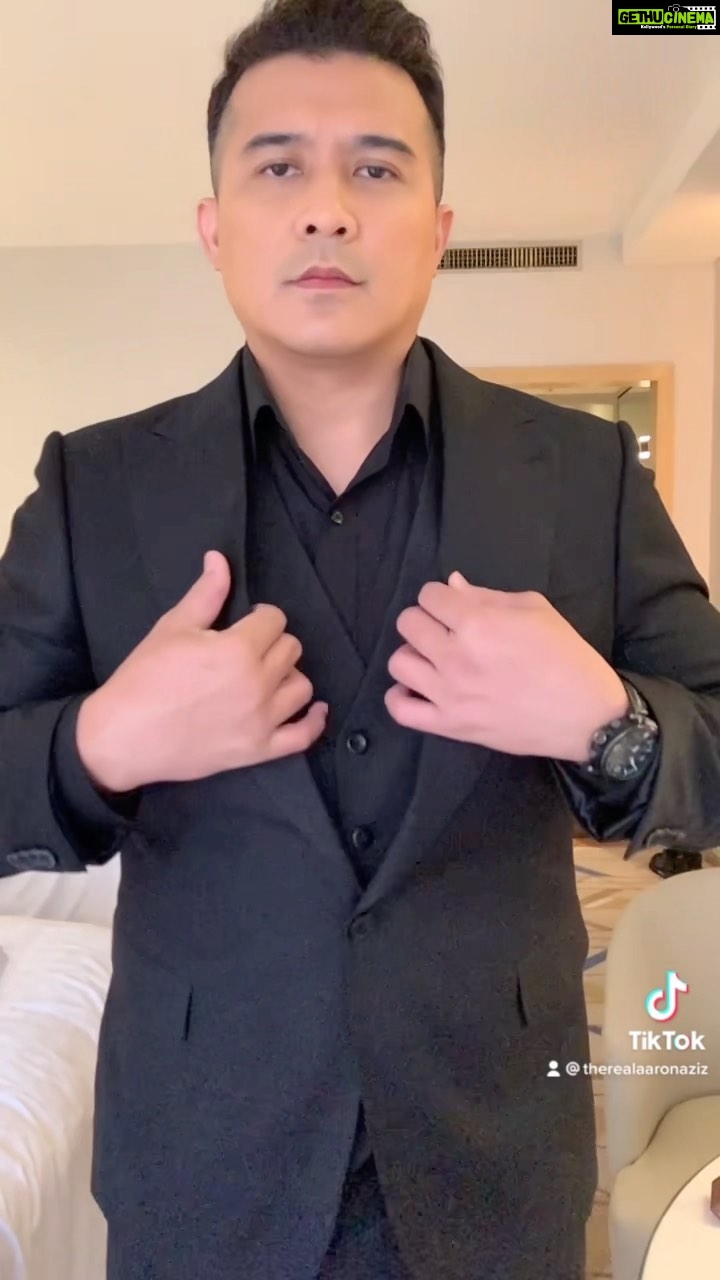 Aaron Aziz Instagram - Walk the walk and talk the talk. Nothing smoother than #AksoAAseries #AppleCaramel @officialaksomalaysia #AksoGT3500 #TheVapeDon Thank you for always making me look sleek and suave @lordstailor @kennylords