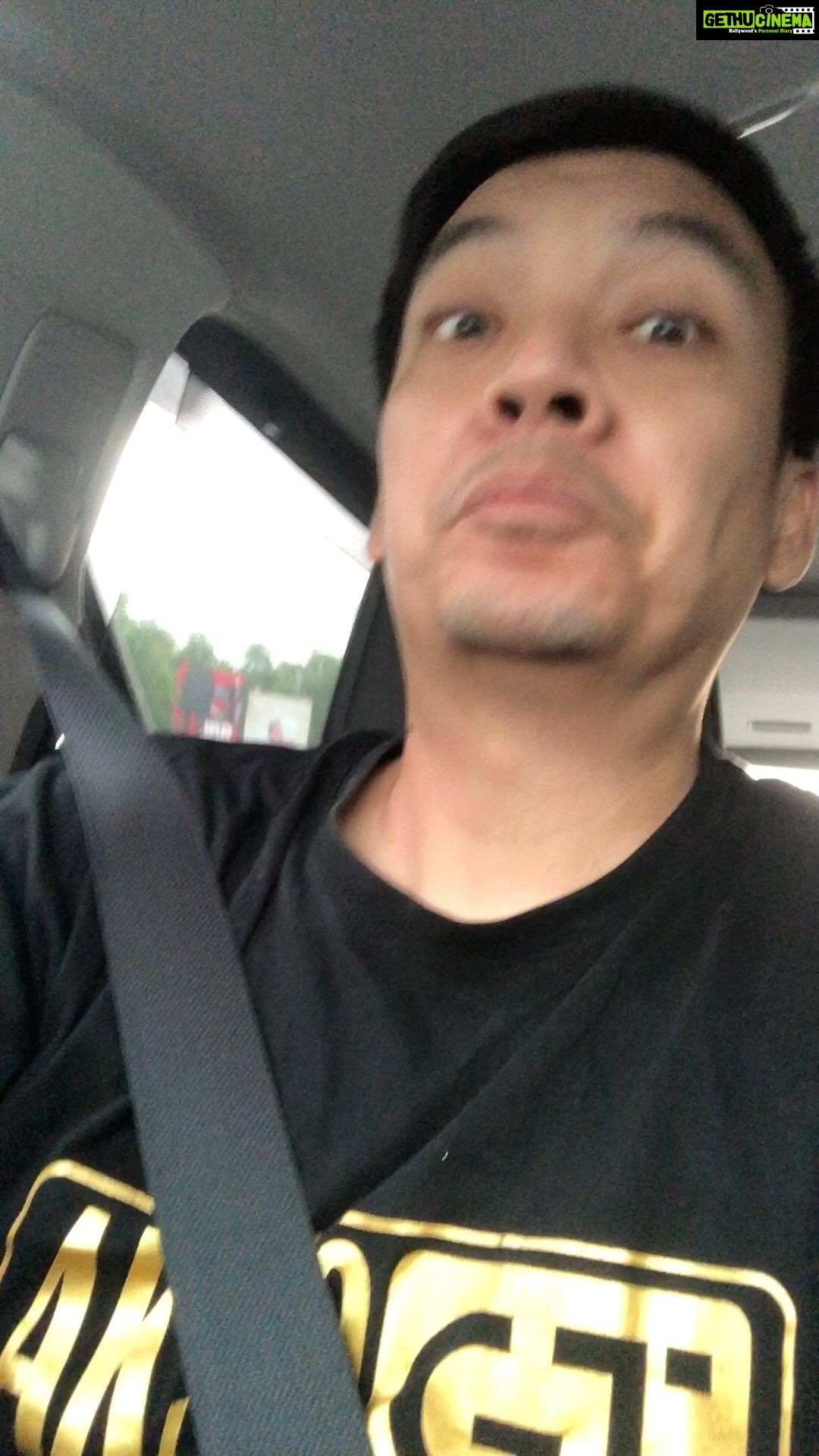 Aaron Aziz Instagram - Bila orang kanan kau skodeng Boss dia buat kerja…. Mcm mcm eh @fairiekhalil anyway dia yg cakap Itu loghat org Terengganu. Bukan Abg yg pandai pandai… @officialaksomalaysia @vng_distro #AksoGT3500 #AksoGTAAseries #ThevapeDon #kantoi @aaronaziz