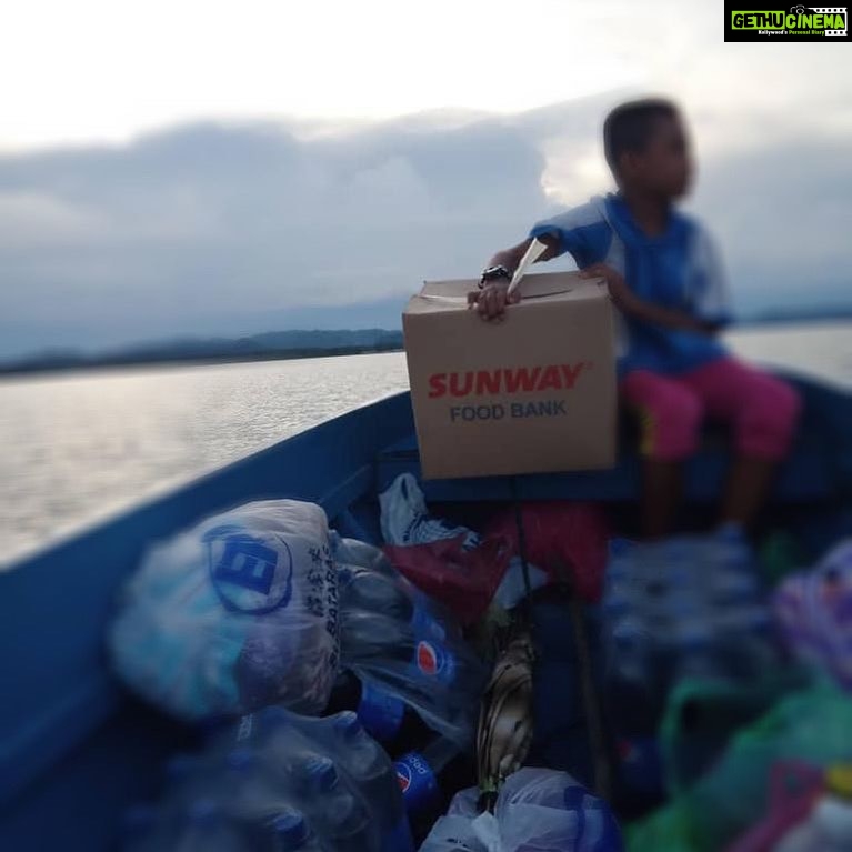 Aaron Aziz Instagram - Rawatan antiretroviral membolehkan orang yang hidup dengan HIV menjalani kehidupan yang sihat dan sempurna, namun sukar diakses oleh mereka yang kurang berkemampuan. Program MAF-Sunway Sarawak SHAPE menyediakan bantuan subsidi perjalanan kepada mereka yang memerlukan dan tinggal di kawasan terpencil untuk mengakses rawatan antiretroviral di Hospital yang agak jauh dari tempat tinggal mereka. Bantu kami di Yayasan AIDS Malaysia supaya kami dapat membantu lebih ramai lagi yang memerlukan. Sumbangan anda boleh di buat menerusi lama web @myaidsfoundation / @malaysianaidsfoundation : https://maf.org.my/V2/donation/ Link on my bio 🙏🏽 @jasminjalil.jj
