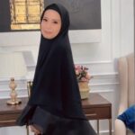 Aaron Aziz Instagram - Masya Allah Alhamdulilah Finally Umrah/Hajj Box Set available! 6 colours to choose from. Matching Kaftans and Khimar. Apa yg i suka with this set is, the Khimar and the organza looks so classy and so comfy. Kaftan is so airy, cooling and boleh fit sampai 2XL! If you are gg for umrah or Hajj, this is is recommended. So far good feedbacks. Syukur Alhamdulilah. Jazakumullah Khyran semua 🙏🏽 🤲🏽 Can purchase With hoolah www.diyanahalik.sg (Singapore) www.diyanahalik.com (MY) @diyanahalikcom