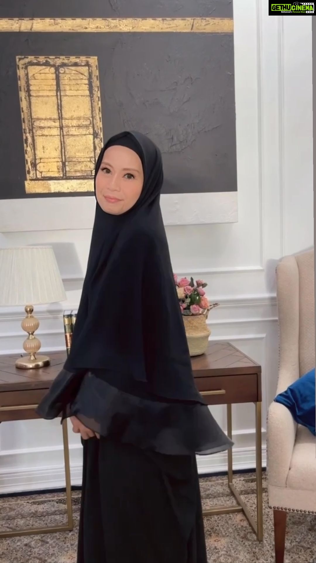 Aaron Aziz Instagram - Masya Allah Alhamdulilah Finally Umrah/Hajj Box Set available! 6 colours to choose from. Matching Kaftans and Khimar. Apa yg i suka with this set is, the Khimar and the organza looks so classy and so comfy. Kaftan is so airy, cooling and boleh fit sampai 2XL! If you are gg for umrah or Hajj, this is is recommended. So far good feedbacks. Syukur Alhamdulilah. Jazakumullah Khyran semua 🙏🏽 🤲🏽 Can purchase With hoolah www.diyanahalik.sg (Singapore) www.diyanahalik.com (MY) @diyanahalikcom