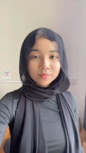 Aaron Aziz Instagram - Nasib Baik pat perkataan tak sopan dia tak lip sync kalau tak Memang dah kena hempuk dgn Daddy kesayangaan dia….but my sunshine @dwiarianaaaron nailed that swag. @wearehombremy @officialaksomalaysia #AksoGT3500 #AksoAAseries #TheVapeDon #Bali #aaronazizfamily #aaronaziz