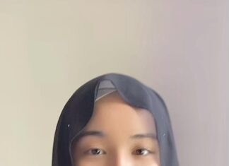 Aaron Aziz Instagram - Nasib Baik pat perkataan tak sopan dia tak lip sync kalau tak Memang dah kena hempuk dgn Daddy kesayangaan dia….but my sunshine @dwiarianaaaron nailed that swag. @wearehombremy @officialaksomalaysia #AksoGT3500 #AksoAAseries #TheVapeDon #Bali #aaronazizfamily #aaronaziz