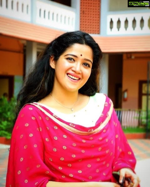 Abhirami Suresh Instagram - Sunday note to self .. - True forgiveness is when you can say, "Thank you for that experience. “ And I don’t wanna truly forgive ;) anyone. Anymore. I am tired of forgiving the wrong people, this cruel world.. And I don’t want more experiences to forgive, I want more n more moments to cherish .. to spread love and positivity.. to fight for greater cause and succeed like a roaring lioness .. Affirm. . . #AbhiramiSuresh #LiveLoveLiberate