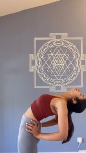 Aditi Chengappa Instagram - SAVE this! 45 second stretches for busy souls 🌟now you have no excuses! 
.
.
.
#yoga #yogainspiration #yogatutorial #diy #tutorial #yogachallenge #indiangirl #berlin #berlingirl