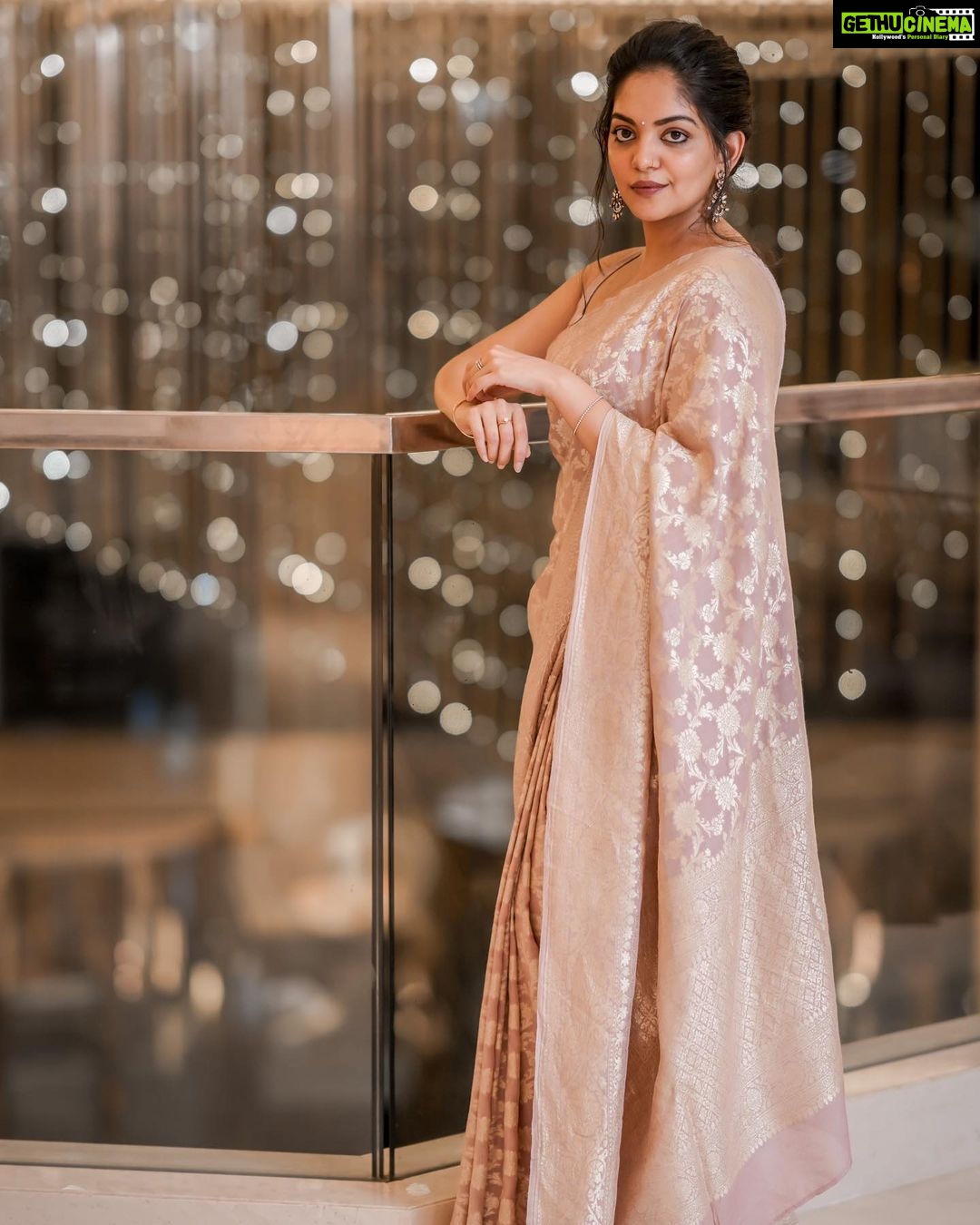 Ahana Kumar Instagram - Style Icon of the Year at Lulu Fashion Week - that sounded nice and felt rather cute. Thankyou for this sweet honour , Lulu Group 🤗✨ Wearing something from my all time favourite @ange.in ✨💫 Images shot by my dearest @steamboxstories 🤍✨ LuLu Mall Kochi
