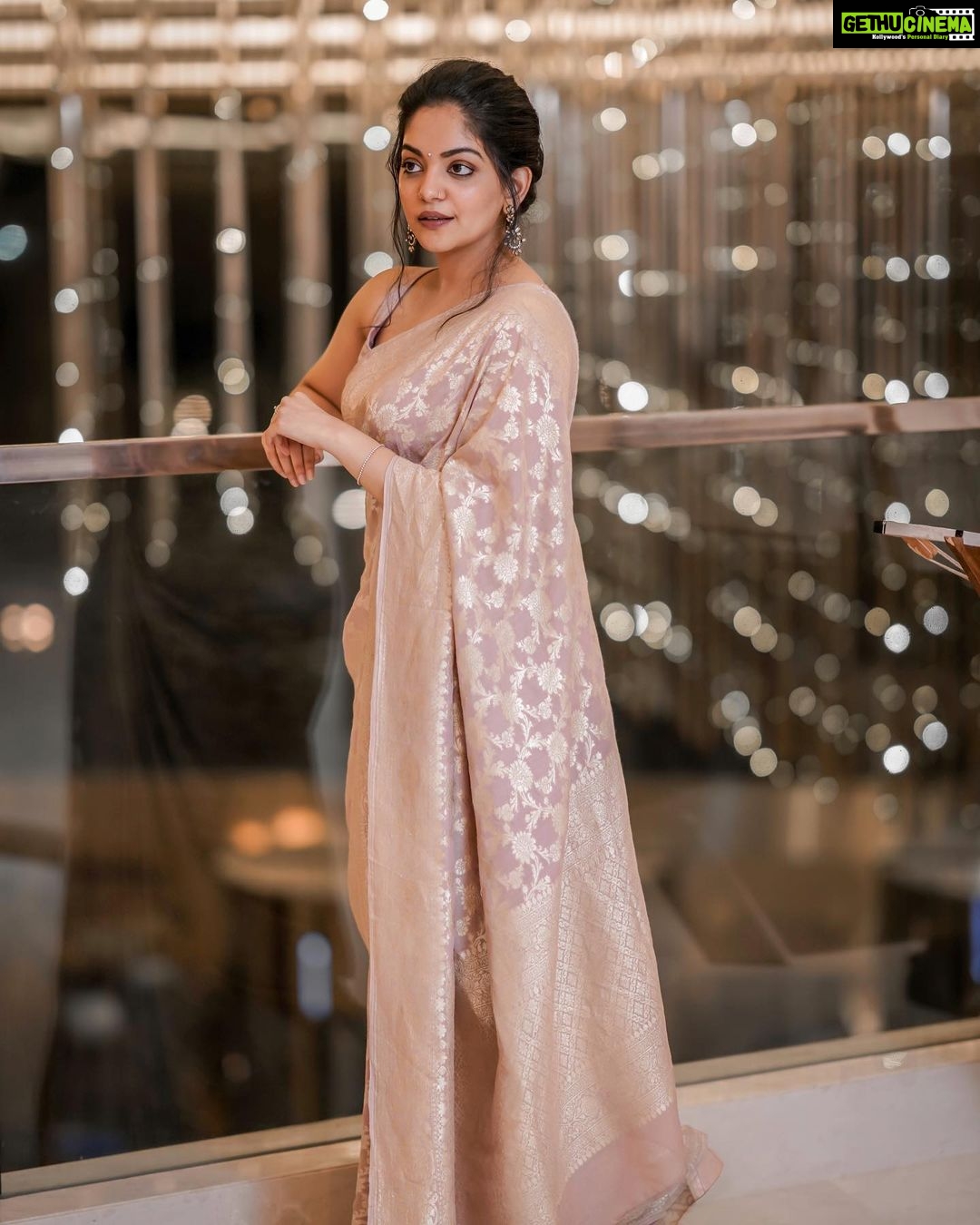 Ahana Kumar Instagram - Style Icon of the Year at Lulu Fashion Week - that sounded nice and felt rather cute. Thankyou for this sweet honour , Lulu Group 🤗✨ Wearing something from my all time favourite @ange.in ✨💫 Images shot by my dearest @steamboxstories 🤍✨ LuLu Mall Kochi
