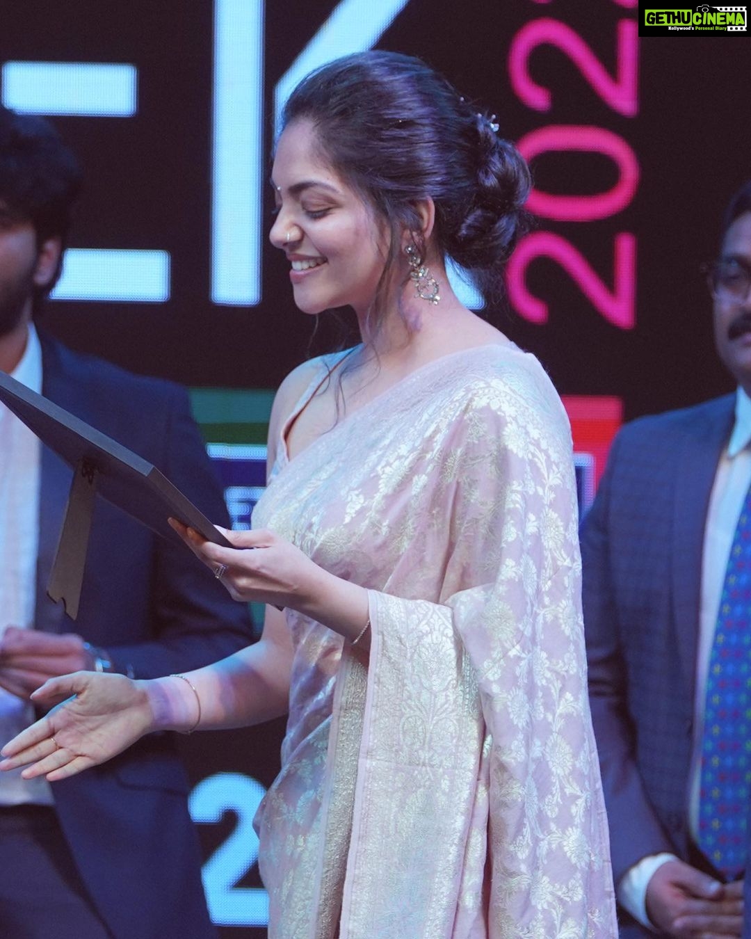 Ahana Kumar Instagram - Style Icon of the Year at Lulu Fashion Week - that sounded nice and felt rather cute. Thankyou for this sweet honour , Lulu Group 🤗✨ Wearing something from my all time favourite @ange.in ✨💫 Images shot by my dearest @steamboxstories 🤍✨ LuLu Mall Kochi