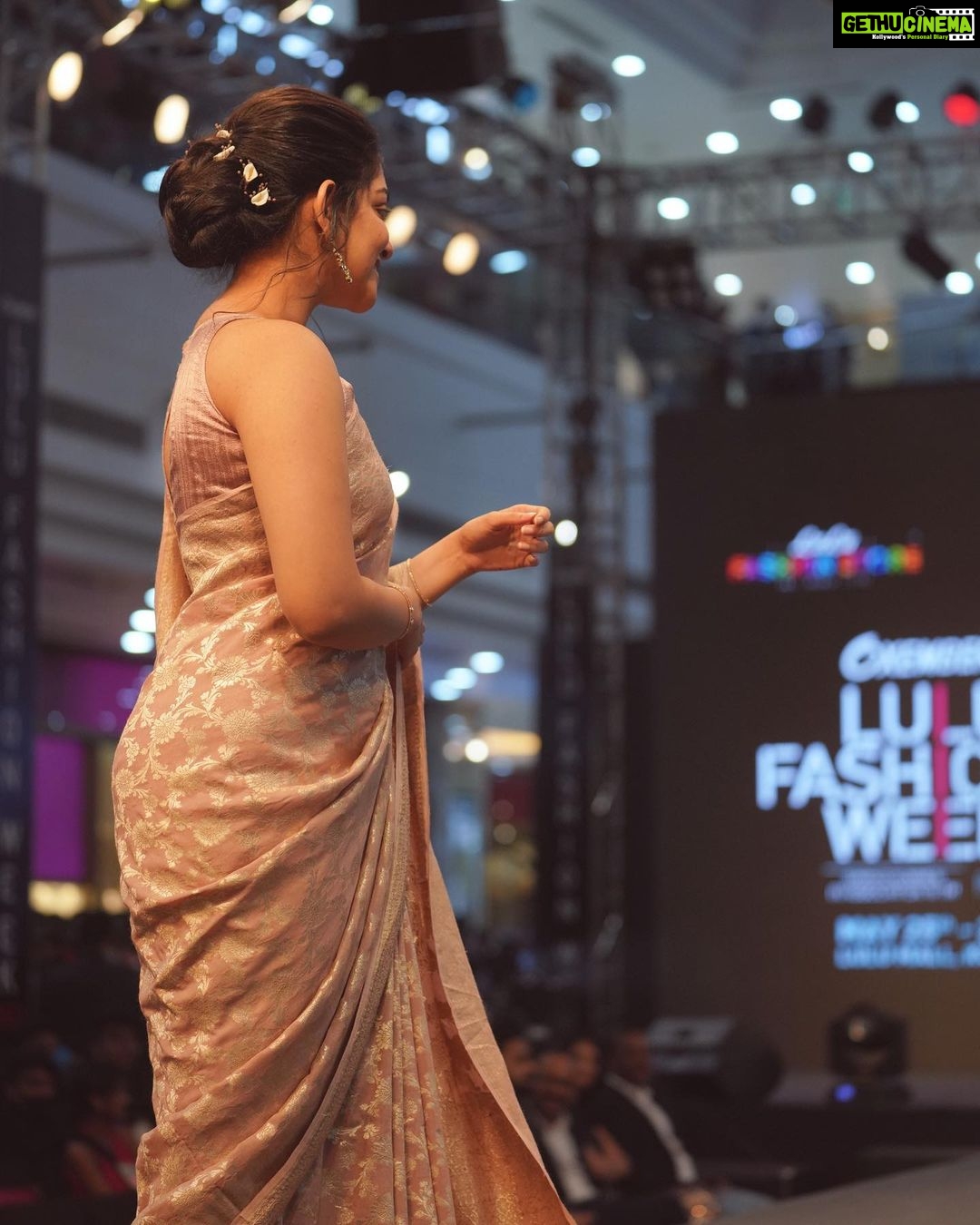 Ahana Kumar Instagram - Style Icon of the Year at Lulu Fashion Week - that sounded nice and felt rather cute. Thankyou for this sweet honour , Lulu Group 🤗✨ Wearing something from my all time favourite @ange.in ✨💫 Images shot by my dearest @steamboxstories 🤍✨ LuLu Mall Kochi