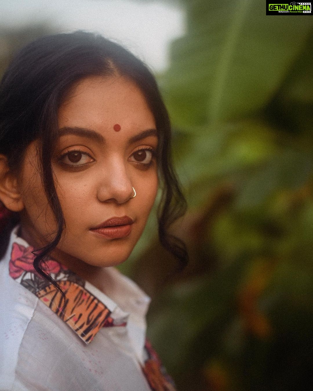Ahana Kumar Instagram - tigress 🌹 மெட்ராஸ் சாயங்காலம் ~ Madras Sayanghalam - Chapter Two Creative Direction , Styling & Creatives @stylingbyafsheenshajahan Photographed by @parvathy.prasad_ Hair & Make-Up @priyanka.jose.artistry Shirt @aishrillustrations 🌺