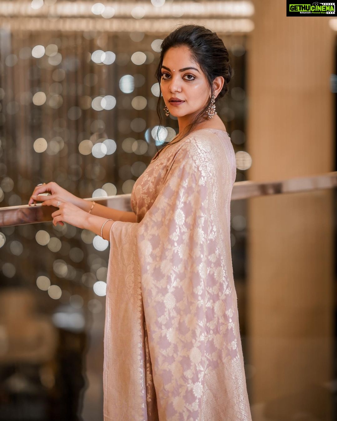 Ahana Kumar Instagram - Style Icon of the Year at Lulu Fashion Week - that sounded nice and felt rather cute. Thankyou for this sweet honour , Lulu Group 🤗✨ Wearing something from my all time favourite @ange.in ✨💫 Images shot by my dearest @steamboxstories 🤍✨ LuLu Mall Kochi