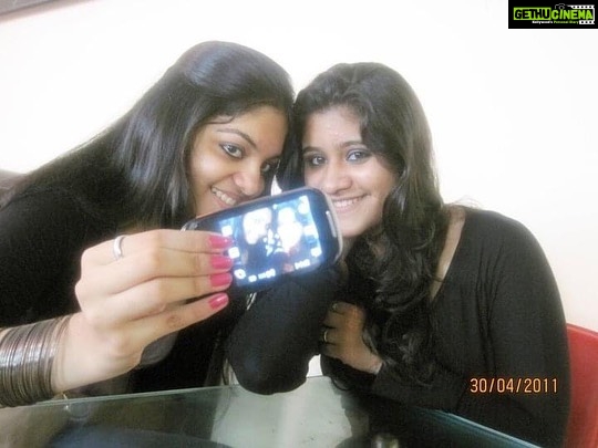 Ahana Kumar Instagram - Oh we took cool selfies even before selfies were born. You even made them your phone wallpaper , because at 15 in 2010 , phone wallpapers and profile pictures represented who your best friends were and I was silly enough to fight with you if you had someone else on your DP 🙃 anyways now we don’t fight at all. We only watch sunrises and sunsets together and other such cool stuff. Happy Birthday Dear. 27 sounds supremely off. @rhea_najam 🌸