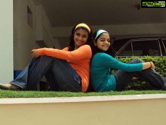 Ahana Kumar Instagram - Oh we took cool selfies even before selfies were born. You even made them your phone wallpaper , because at 15 in 2010 , phone wallpapers and profile pictures represented who your best friends were and I was silly enough to fight with you if you had someone else on your DP 🙃 anyways now we don’t fight at all. We only watch sunrises and sunsets together and other such cool stuff. Happy Birthday Dear. 27 sounds supremely off. @rhea_najam 🌸