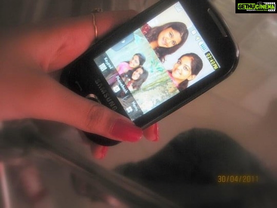 Ahana Kumar Instagram - Oh we took cool selfies even before selfies were born. You even made them your phone wallpaper , because at 15 in 2010 , phone wallpapers and profile pictures represented who your best friends were and I was silly enough to fight with you if you had someone else on your DP 🙃 anyways now we don’t fight at all. We only watch sunrises and sunsets together and other such cool stuff. Happy Birthday Dear. 27 sounds supremely off. @rhea_najam 🌸