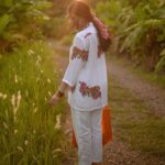 Ahana Kumar Instagram - On the way to the Market to buy some Malli Poo 🌾 மெட்ராஸ் சாயங்காலம் ~ Madras Sayanghalam - Chapter Two Creative Direction , Styling & Creatives @stylingbyafsheenshajahan Photographed by @parvathy.prasad_ Hair & Make-Up @priyanka.jose.artistry Shirt @aishrillustrations ( this is going to be one of my most favourite images for a very very long time 🤍 )