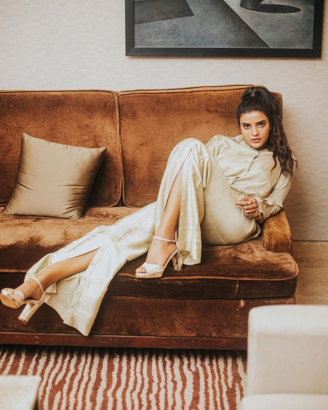 Aishwarya Rajesh Instagram - A girl with Dusky skin wearing this pastels for #Suzhalpromotions wearing made in chennai @nambi_kai styled @lifeless_briyani Makeup @ananthmakeup hairstyle @sharmilahairstylist Photography @johan_sathyadas Edit @hakuna_matatata_ #Suzhalonprime #suzhalonjune17