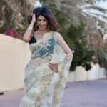 Aishwarya Sakhuja Instagram - Saris can be draped in 100 ways, I can’t think of more than 10 ways I’ve draped mine but 100 that’s quite a lot. 😳 . . Shoot managed by: @chaiwithahmed 💄💇‍♀️: @nanki.mua 📸: @anoop.devaraj . . #photooftheday #ootd #sareelove #saree #sareefashion #sareelovers #sareestyle #instagood #ootdfashion #style #fashion #aishwaryasakhuja