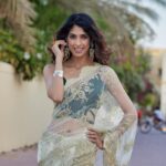Aishwarya Sakhuja Instagram - Saris can be draped in 100 ways, I can’t think of more than 10 ways I’ve draped mine but 100 that’s quite a lot. 😳 . . Shoot managed by: @chaiwithahmed 💄💇‍♀️: @nanki.mua 📸: @anoop.devaraj . . #photooftheday #ootd #sareelove #saree #sareefashion #sareelovers #sareestyle #instagood #ootdfashion #style #fashion #aishwaryasakhuja