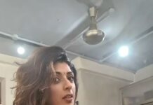 Aishwarya Sakhuja Instagram - Not a cricket fan Sue me #reelkarofeelkaro #reelitfeelit❤️❤️ #reelsviral #reelsinstagram #reelsindia #ipl2022 #ipl #aishwaryasakhuja #anchor #actorslife🎬 #actor #boredathome #comedyreels