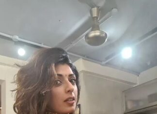 Aishwarya Sakhuja Instagram - Not a cricket fan Sue me #reelkarofeelkaro #reelitfeelit❤️❤️ #reelsviral #reelsinstagram #reelsindia #ipl2022 #ipl #aishwaryasakhuja #anchor #actorslife🎬 #actor #boredathome #comedyreels