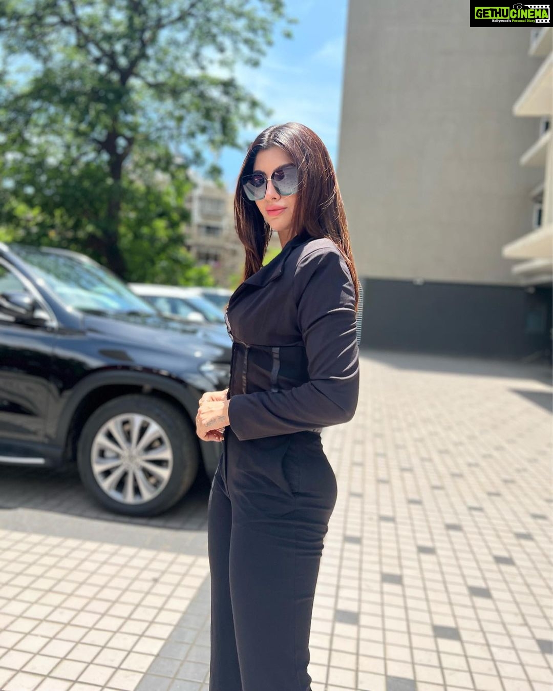 Akanksha Puri Instagram - Be Happy , Be bright …Be YOU 💗 . . #goodmorning #goodvibes #instagood #photooftheday #fashion #black #style #lifestyle #smile #beautiful #beingme #akankshapuri #❤️