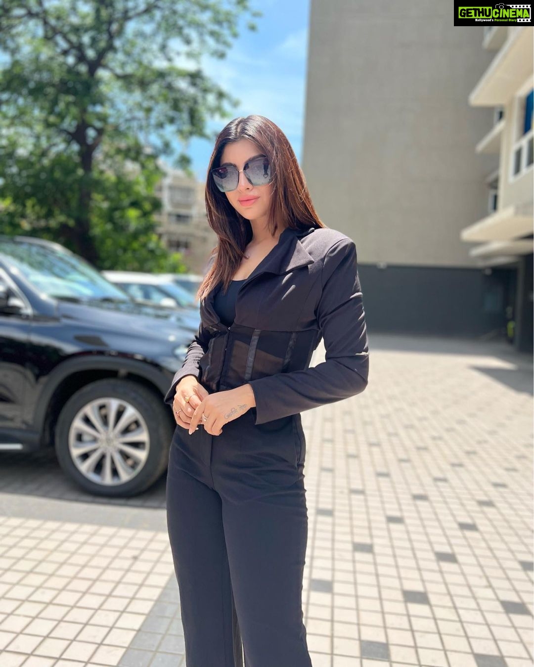 Akanksha Puri Instagram - Be Happy , Be bright …Be YOU 💗 . . #goodmorning #goodvibes #instagood #photooftheday #fashion #black #style #lifestyle #smile #beautiful #beingme #akankshapuri #❤️