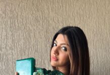 Akanksha Puri Instagram - Fashion Fade , Style is eternal ❤️ . . Outfit @meeamifashion Styled by @styleitupwithraavi Clutch bag @oceana_clutches . . #reels #reelsinstagram #reelitfeelit #trending #video #me #beingme #akankshapuri #❤️