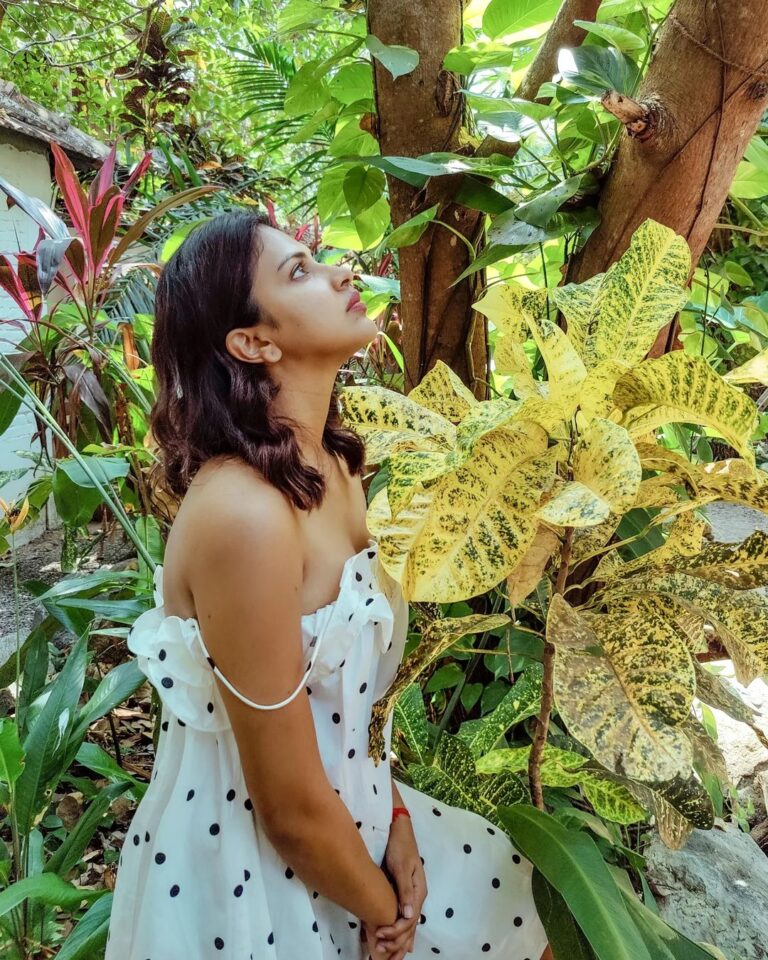Amala Paul Instagram - One with mama nature. 🍃 #mamanature #plants #sohappy #mydayismade #rewindingmylife