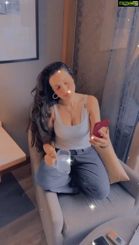 Ameesha Patel Instagram - AHMEDABAD… some Video calls with my super cool fans before heading for my event 👍👍👍for best deals on Video calls and Meet and greets .:Whatssap my most trusted Manager,,,, Mr Mahesh on +91 98330 20363 or SMS on +91 91674 19954