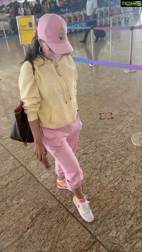 Ameesha Patel Instagram - Feeling like pastels today EnRoute AHMEDABAD 🍰🧁🧁🧁🎂🎂🍭🍭🍬🍪🧁🧁🍰🍰🍰🍰🍰