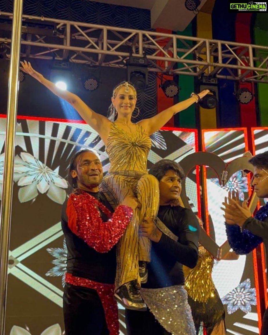 Ameesha Patel Instagram - NEPAL .. about last nite .. thank u NEPAL for being a fab audience .. ππ Glam: @jaywantthakre Hair: @poojaudeshihairdesigns Styled by: @shammli Represented by @silverbell.networks For any events and brand collaborations mail :mktg@silverbell.network ππππ»ππ»ββοΈπ