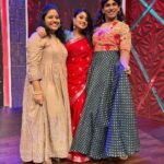 Ammu Abhirami Instagram – This week’s episodes are quite close to my heart since my dear akka @raththu_javed came along with me to sparkle our cwc set😍🧿❤️ It was one fun filled shoot and with our rockstar @kuraishi_the_entertainer anna fun and laugh ku panjame ilai❤️… @kuraishi_the_entertainer you are one amazing performer anna my admiration towards you is endless 🤗❤️…
Also en darling @shrutika_arjun a amaidhiya paatha tharunam en life la marakka matan😂😍🙈
Day to remember 🥰…

Styled by @indu_ig 
Saree and blouse by @ruffle_trends